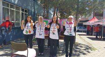 İşitme Engelli Annesi İçin Öğretmenleriyle Klip Hazırladı