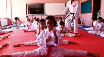 İstanbul'dan Geldi, Köy Çocuklarına Ücretsiz Karate Öğretiyor