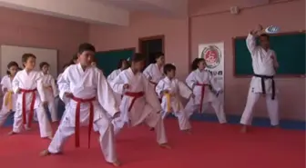 İstanbul'dan Geldi, Köy Çocuklarına Ücretsiz Karate Öğretiyor