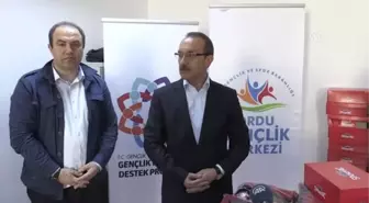 Vali Yavuz'dan Gençlere Hediye