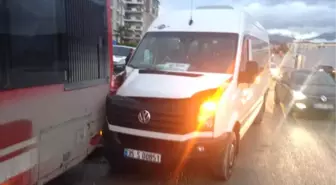 Sürücüsü Kalp Krizi Geçiren Minibüs Belediye Otobüsüne Çarptı, 1 Ölü