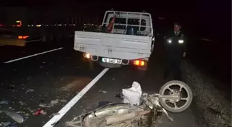 Kamyonete Çarpan Motosikletin Sürücüsü Hayatını Kaybetti