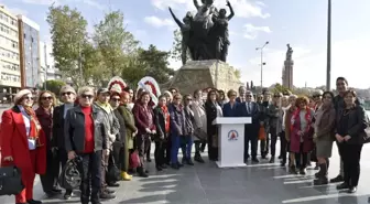 Muratpaşa Belediyesi Kadınlarla Atatürk Anıtı'na Çelenk Sundu