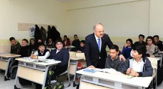 Vali Çakacak Şehit İlker Karter Mesleki ve Teknik Anadolu Lisesi'ni Ziyaret Etti