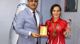 Başarılı Sporcuya Ödül