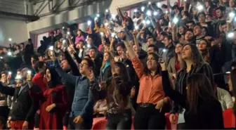 Şarkıcı Ece Seçkin, Önce Protesto Edildi Sonra Coşturdu