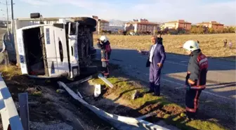 Siirt'te Bariyerlere Çarpan Kamyon Devrildi: 4 Yaralı