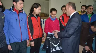 Yüksekova'da Sporculara Mont ve Ayakkabı Yardımı