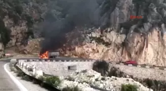 Antalya Seyir Halindeki Kamyon Yandı