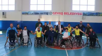 Başkan Hakan, Engeli Yaşama Dikkat Çekmek İçin Tekerlekli Sandalyeye Oturdu