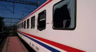 Ceyhan'da Tren Hemzemin Geçitte Tırla Çarpıştı: 13 Yaralı