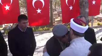 Diyanet İşleri Başkanı Erbaş, Halisdemir'in Kabrini Ziyaret Etti