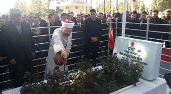 Diyanet İşleri Başkanı Erbaş, Ömer Halisdemir'in Kabrini Ziyaret Etti