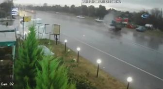 Motosiklet Sürücüsü Feci Kazayı Saniyelerle Atlattı