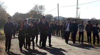 Yemek İçin Her Gün 2 Kilometre Yürüyorlar