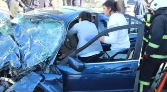 Yolcu Midibüsüne Çarpan Lüks Otomobilde Can Pazarı: 1'i Ağır 3 Yaralı