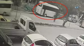Direksiyon Başında Kalp Krizi Geçiren Şoför Ters Yöne Girdi! Kaza Anı Kamerada