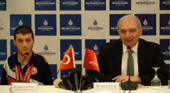 Dünya Şampiyonu Yüzücüye İbb'den Ev Hediyesi