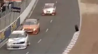 Dünyanın En Tatmin Edici Videosu! Bir Otomobil Kazası Mutlu Son ile Bitti