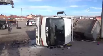 Kamyonet ile Otomobil Çarpıştı: 6 Yaralı