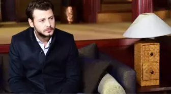 Kanatsız Kuşlar'ın Onur'u Ümit İbrahim Kantarcılar, Yönetmenin Ölüm Haberini Sahnede Aldı
