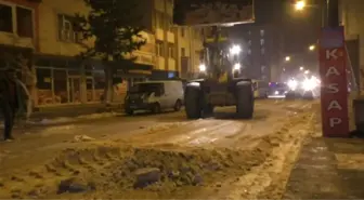 Kars Belediyesi Caddelerin Kar ve Buzunu Temizliyor