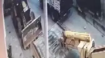 Köpekler İçin Yaptıkları Kulübeyi Komşuları Vinçle Yıktı
