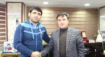Milli Güreşçiye Altın Ödülü