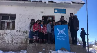 Şemdinli'de Köy Okulu Öğrencilerine Giyim ve Kırtasiye Yardımı