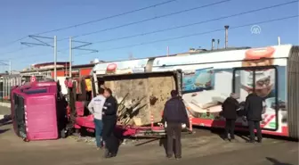 Tramvayla Çarpışan Vinç Devrildi