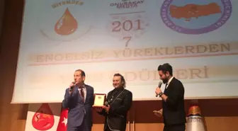 Onur Akay'a 'Yılın Sanatçısı' Ödülü Verildi!