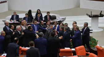 CHP'li Özel'in Sözleri Meclisi Gerdi, AK Parti ve CHP'li Vekiller Yumruk Yumruğa Kavga Etti