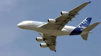 Airbus A380 Pilotu Rotasıyla Noel Ağacı Çizdi