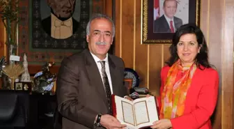 İzmir Demokrasi Üniversitesi Rektörü Bedriye Tunçsiper, Rektör Çomaklı'yı Ziyaret Etti