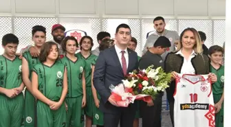 Kolej Öğrencileri Karesispor'u Ağırladı