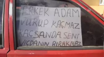 Otomobiline Çarpan Kişiyi Cama Astığı Pankartla Arıyor