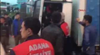 Adana Kamyonet, Kamyona Çarptı: 1 Yaralı