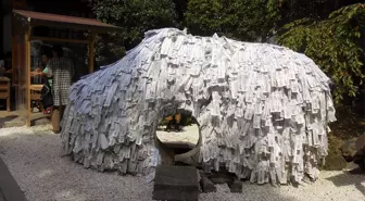 Şans Getirdiğine İnanılan İlginç Taş: Yasui Kompira-gu Shrine