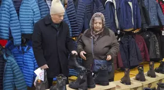 Üsküdar'daki Fırsat Çadırı, İndirimlerle Vatandaşın Yüzünü Güldürüyor