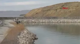 Van Fırtınanın Getirdiği Kum Yüzünden Balıkçı Tekneleri Limana Yanaşamıyor