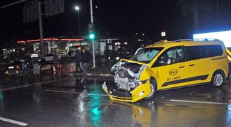 Ticari Taksi ile Otomobil Çarpıştı: 3 Yaralı
