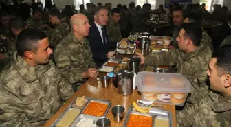 Vali Gül Askerlerle Bir Araya Geldi