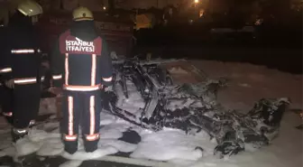 İstanbul'da Feci Kaza, Lüks Otomobil Alev Alev Yandı: 4 Yaralı