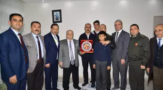 Vali Şentürk, Kayseri'deki Hain Saldırıda Şehit Olan Askerlerin Ailelerini Ziyaret Etti