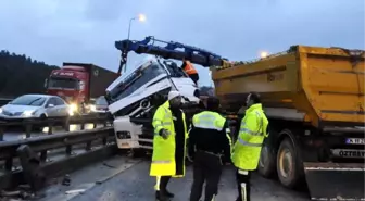 Hafriyat Kamyonu, Önündeki Kamyona Çarptı: 1 Yaralı