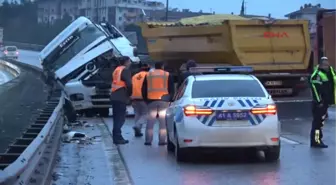 Kocaeli Önce Kamyona Sonra Bariyerlere Çarptı: 1 Yaralı