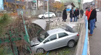 Otobüs Durağına Çarpan Otomobil Evin Bahçesine Düştü