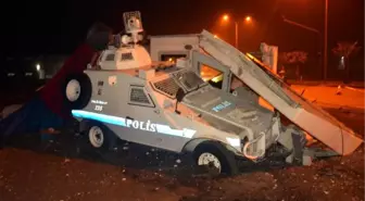 Tır, Polis Kulübesinin Üzerine Devrildi: 1'i Polis, 3 Yaralı