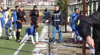 Amatör Maçta Gerginlik! Futbolcular, Taraftarlara Kar Topu Fırlattı