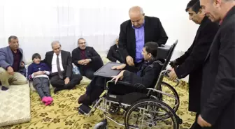 Çocukları Engelli Olan Aileye Tekerlekli Sandalye